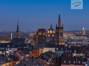 Aachener Dom zur Dämmerung