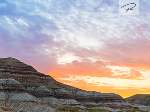 Sonnenaufgang in den Drumheller Badlands Panorama - Alberta Kanada