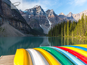 Kanus am Moraine Lake - Banff National Park - Kanada