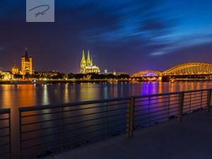 Köln bei nacht am Deutzer Rheinboulevard