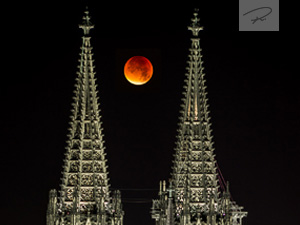 Blutmond zwischen Kölner Domspitzen