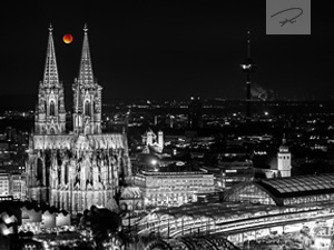 Blutmond über dem Kölner Dom