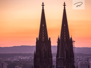 Kölner Domspitzen am abend