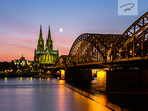 Stadt Köln am Abend