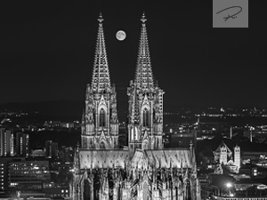 Kölner Dom mit Vollmond