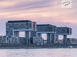 Kölner Kranhäuser zum Sonnenuntergang