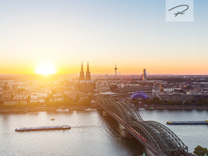 Kölner Skyline zum Sonnenuntergang Panorama