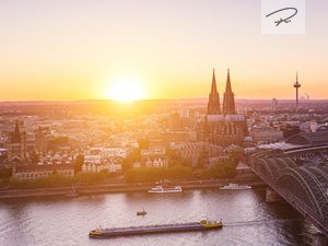 Kölner Skyline im Sommer zum Sonnenuntergang