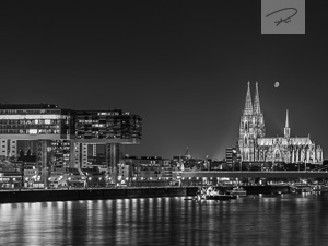 Köln Skyline am Abend schwarz/weiß