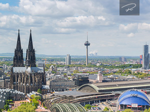 Kölner Dom mit Skyline