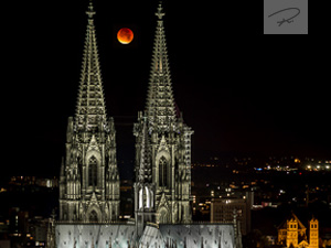 Kölner Dom mit Blutmond