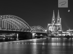 Kölner Dom und Hohenzollernbrücke Nachts (s/w)