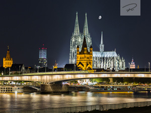 Köln in der nacht zum Mondschein