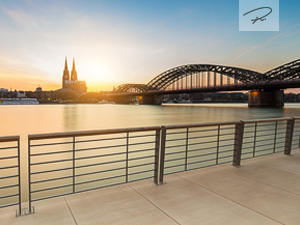 Rheinboulevard in Köln Deutz am Abend