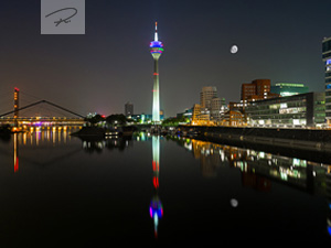 Düsseldorf in der Nacht mit Mondschein