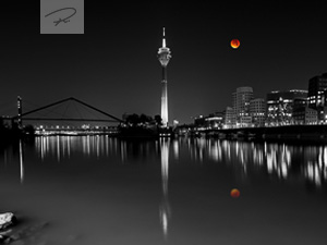 Düsseldorf Medienhafen mit Blutmond