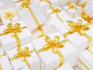 Big pile of golden Christmas gifts : Stockfoto oder Stockvideo und Fotos, Bilder, Stockmedien von rcfotostock | RC-Photo-Stock