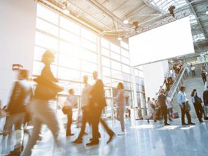 Blurred business people at a trade fair : Stockfoto oder Stockvideo und Fotos, Bilder, Stockmedien von rcfotostock | RC-Photo-Stock