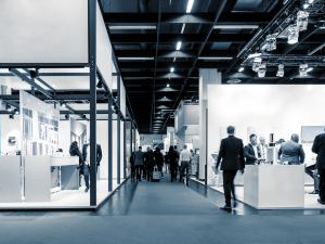 Blurred business people trade fair stands : Stockfoto oder Stockvideo und Fotos, Bilder, Stockmedien von rcfotostock | RC-Photo-Stock 