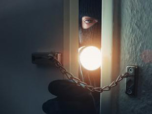 burglar sneaking into the house with flashlight : Stockfoto oder Stockvideo und Fotos, Bilder, Stockmedien von rcfotostock | RC-Photo-Stock