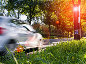 Auto fährt in eine Radarfalle, sicheres Straßenverkehrskonzeptbild : Stockfoto oder Stockvideo und Fotos, Bilder, Stockmedien von rcfotostock | RC-Photo-Stock