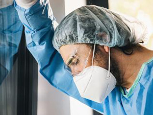 Doctor in protective clothing under stress with burnout during Covid-19 coronavirus epidemic : Stockfoto oder Stockvideo und Fotos, Bilder, Stockmedien von rcfotostock | RC-Photo-Stock