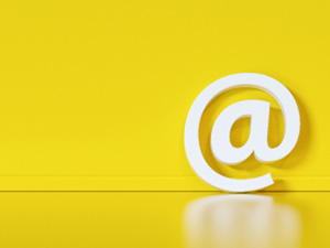 E-Mail-Symbol oder am Schild an eine gelbe Wand gelehnt als Kommunikationskonzept : Stockfoto oder Stockvideo und Fotos, Bilder, Stockmedien von rcfotostock | RC-Photo-Stock