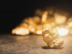 gold nugget in front of a mound of gold : Stockfoto oder Stockvideo und Fotos, Bilder, Stockmedien von rcfotostock | RC-Photo-Stock