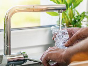 Hand holding a glass of water poured from the kitchen faucet : Stockfoto oder Stockvideo und Fotos, Bilder, Stockmedien von rcfotostock | RC-Photo-Stock