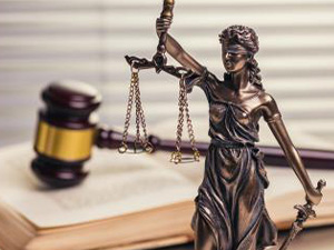 justice Statue with gavel on a open law book : Stockfoto oder Stockvideo und Fotos, Bilder, Stockmedien von rcfotostock | RC-Photo-Stock