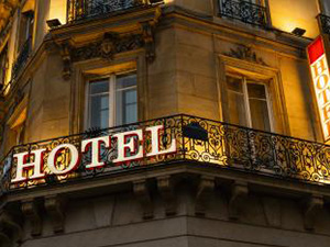 lluminated hotel sign taken in Paris at night : Stockfoto oder Stockvideo und Fotos, Bilder, Stockmedien von rcfotostock | RC-Photo-Stock