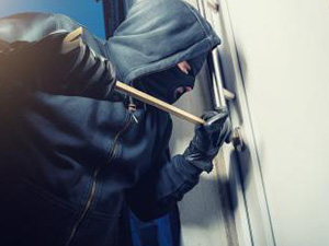 masked burglar opens a door with a crowbar : Stockfoto oder Stockvideo und Fotos, Bilder, Stockmedien von rcfotostock | RC-Photo-Stock