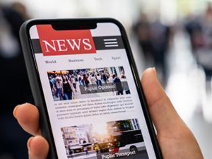 Online news on a mobile smartphone. Close up of businesswoman reading news or articles in a smartphone screen application. Hand holding smart device. Mockup website. Newspaper and portal on internet. : Stockfoto oder Stockvideo und Fotos, Bilder, Stockmedien von rcfotostock | RC-Photo-Stock