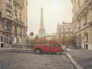 small street in paris with view on the famous eifel tower - panroama : Stockfoto oder Stockvideo und Fotos, Bilder, Stockmedien von rcfotostock | RC-Photo-Stock