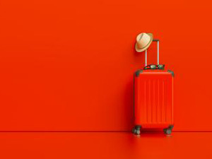 Suitcase with hat and sunglasses on red background. travel concept, with copy space for individual text : Stockfoto oder Stockvideo und Fotos, Bilder, Stockmedien von rcfotostock | RC-Photo-Stock