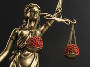 The Statue of Justice - lady justice or Iustitia / Justitia the Roman goddess of Justice with coronavirus covid-19 in scale, law concept image, banner size : Stockfoto oder Stockvideo und Fotos, Bilder, Stockmedien von rcfotostock | RC-Photo-Stock