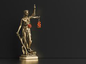 The Statue of Justice - lady justice or Iustitia / Justitia the Roman goddess of Justice with coronavirus covid-19 in scale, law concept image, banner size : Stockfoto oder Stockvideo und Fotos, Bilder, Stockmedien von rcfotostock | RC-Photo-Stock