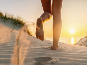 Woman runs towards to the Baltic Sea Beach at Sunset : Stockfoto oder Stockvideo und Fotos, Bilder, Stockmedien von rcfotostock | RC-Photo-Stock 