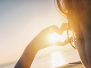 Young woman making heart with her hands at sunset on the ocean : Stockfoto oder Stockvideo und Fotos, Bilder, Stockmedien von rcfotostock | RC-Photo-Stock